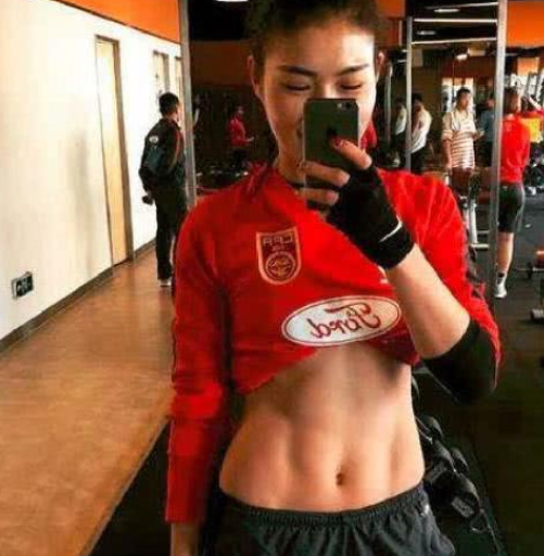 女运动员都有腹肌李娜只是青铜朱婷堪称钻石她当之无愧的王者