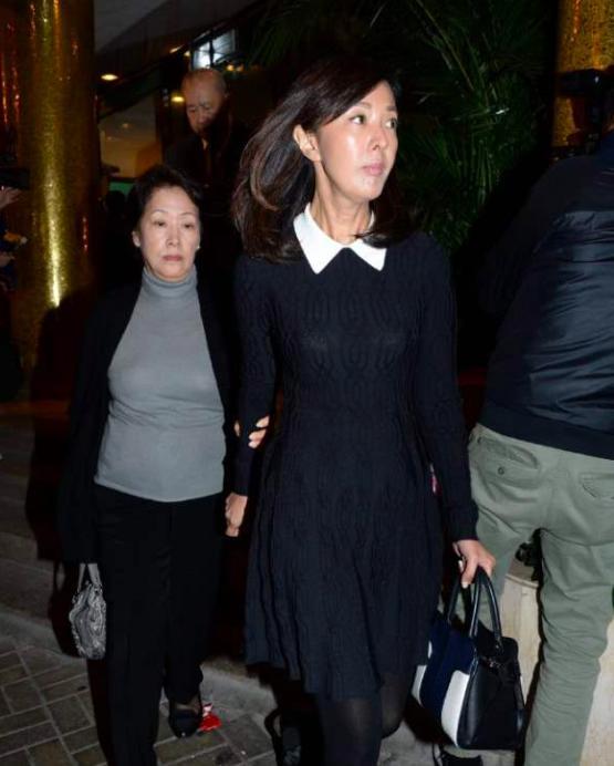 跟李嘉明结婚的时候,顾毅勇43岁,有妻有子有女,眼镜生意也做得很大