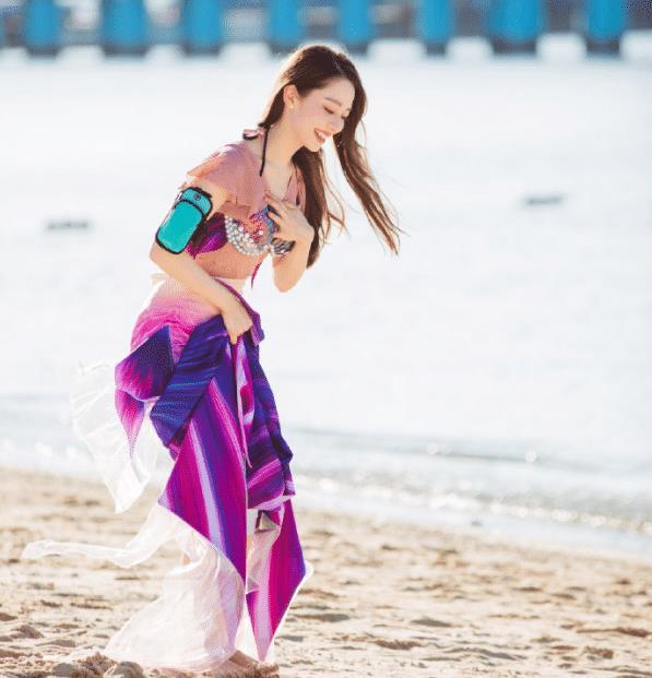 节目组曝光吉娜美人鱼泳装造型网友沙滩上行走全靠蹦就是美人鱼