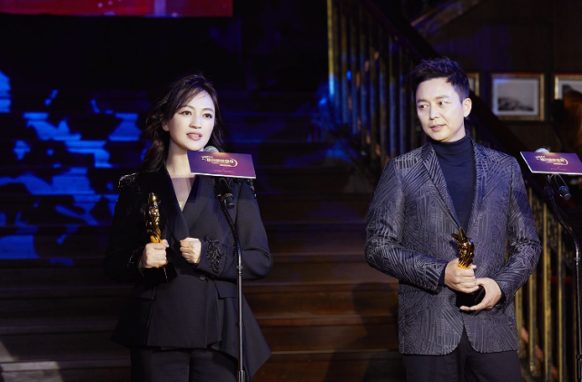 因为她的丈夫是费麒,而费麒是华谊的副总裁