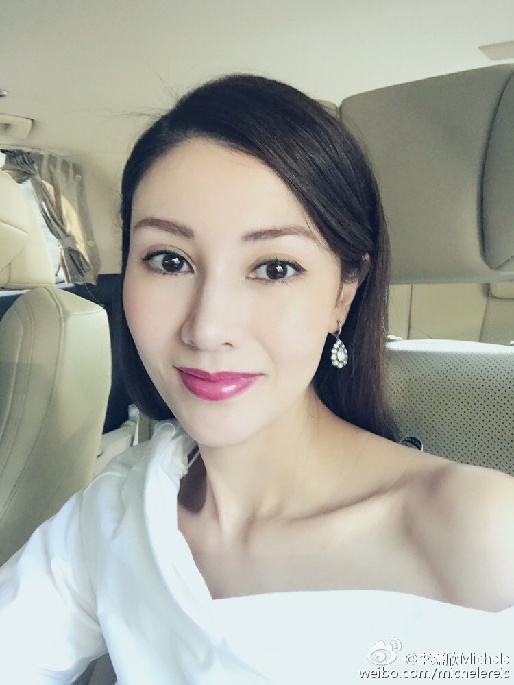 "最美港姐"冻龄庆50大寿贵妇姐姐罕见现身 家族基因网友全跪了