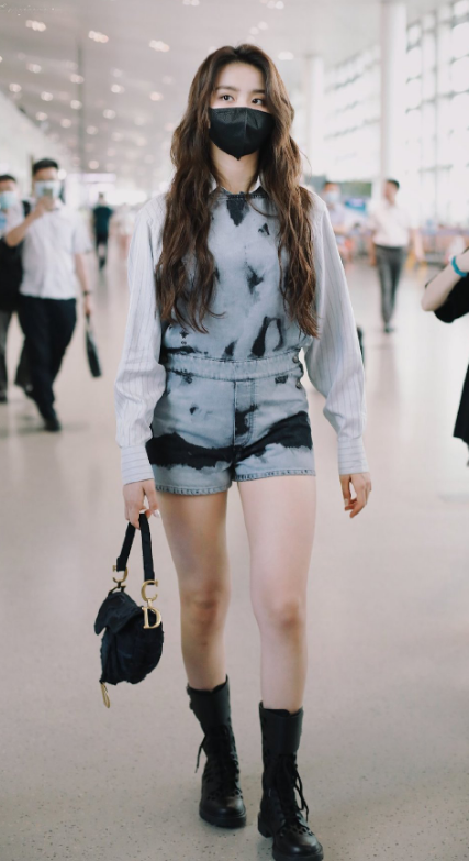 金子涵没出道就放飞自我?穿"半腿毒液鞋"走机场,谁知巨显腿粗