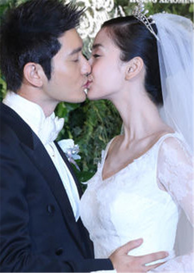明星婚礼上的吻杨幂蜻蜓点水谢娜浪漫他俩足足吻了3分钟