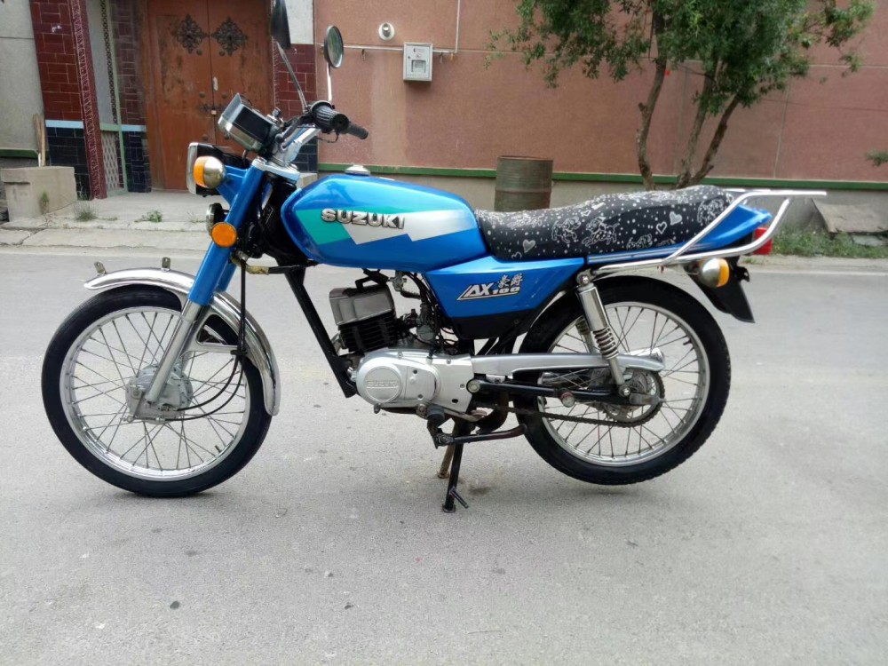 豪爵的第一款车是来自长春铃木的ax100.