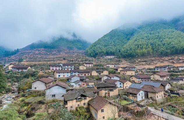 福建山腰村奇怪风俗男人活着姓杨死后姓辛