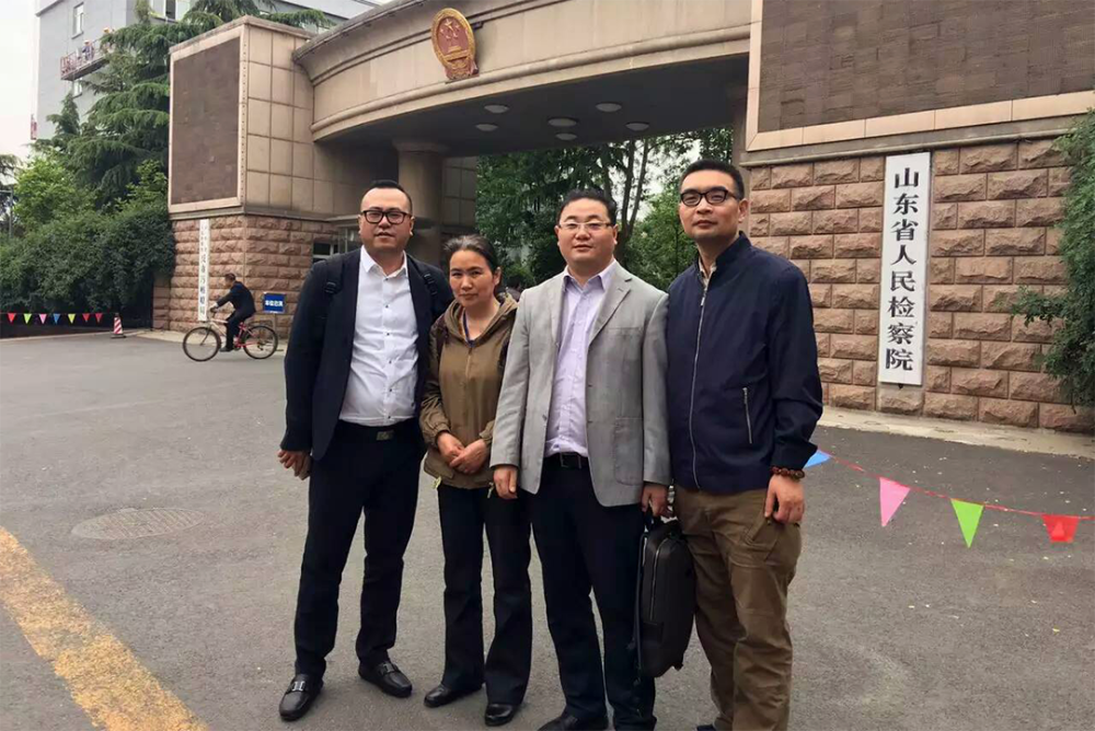 2016年,山东省检察院门口李逊,马玉萍,王殿学和李蒙(从左到右)供图丨