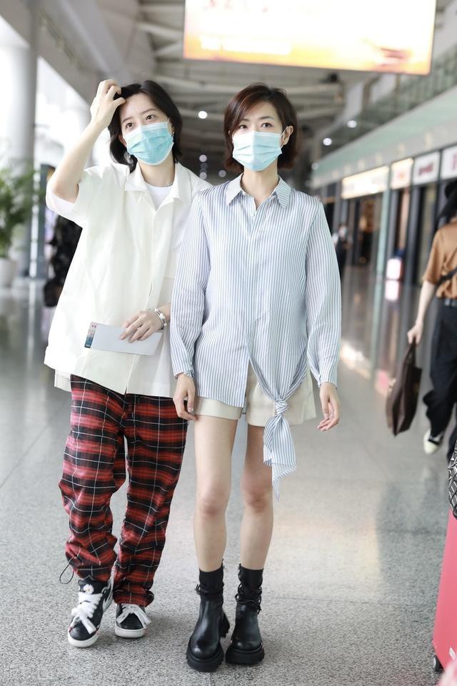 万茜,李斯丹妮挽手走机场,合影拍照感情好,张含韵靠背影抢戏