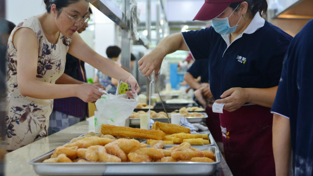 "早餐工程"补上短板:推广"网订柜取",试点流动早餐