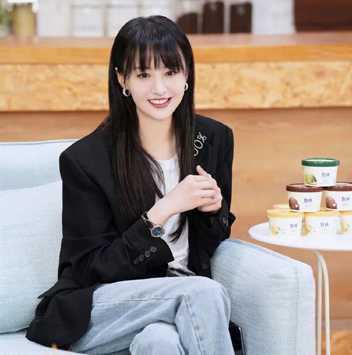 有一种"变脸"叫郑爽露额头,摆脱甜美齐刘海,一张御姐脸太惊艳