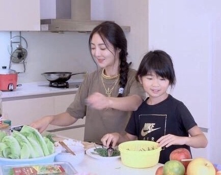 相比于小时候,现在的grace非常懂事,还会主动帮助妈妈吴速玲一起做饭