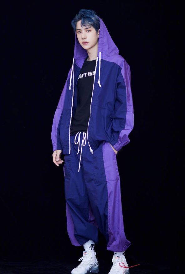 高冷男神王一博 私下紫色服装也这么酷帅 女生看了心跳加速 王一博 男神