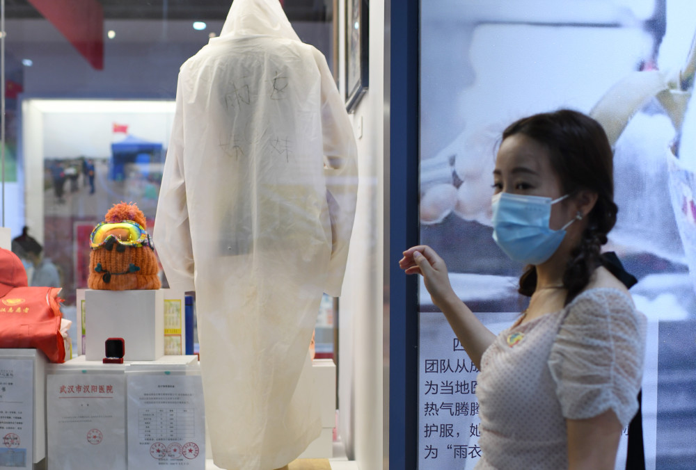 1800余件抗疫实物亮相四川展出 志愿者"雨衣妹妹""战袍"与观众见面