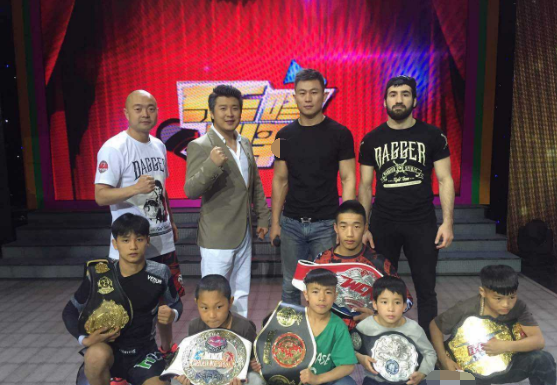 曾被质疑的恩波格斗,加入西部民兵组织,被授旗雪獒高原抗击队_腾讯