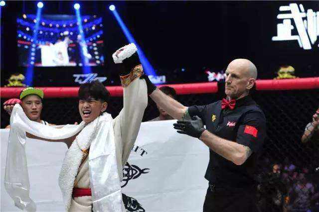 曾被质疑的恩波格斗,加入西部民兵组织,被授旗雪獒高原抗击队