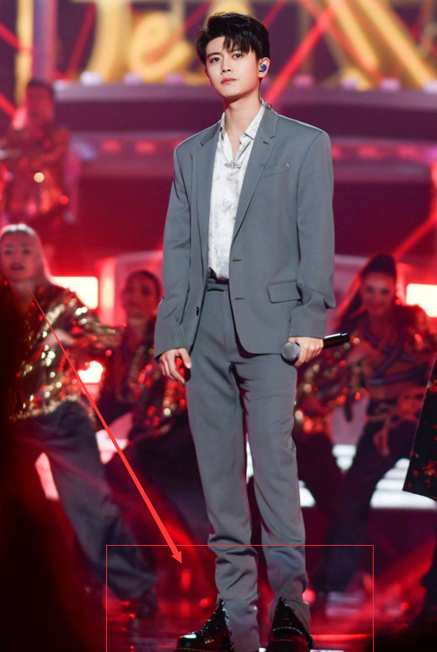 有一种"腿短"叫任嘉伦,嫌裤子长一刀剪开叉穿,不料效果让人傻眼_腾讯