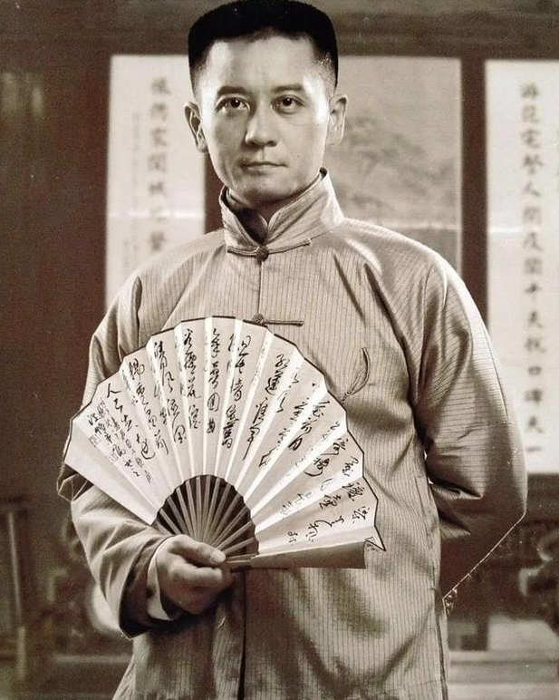 4岁出道,曾是著名小童星,父亲饰《雪山飞狐》福康安,全家从艺