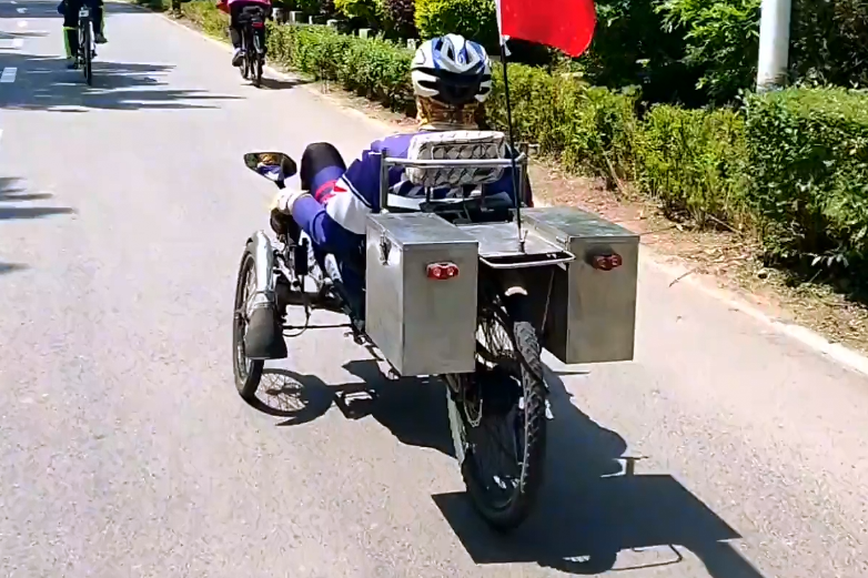 牛人改装电动三轮车,轮胎前面两个后面一个,还能躺着骑