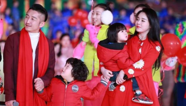 穿白色t恤配着短裙和高跟鞋,虽然上身颇为丰满,但走起来路却虎虎生风