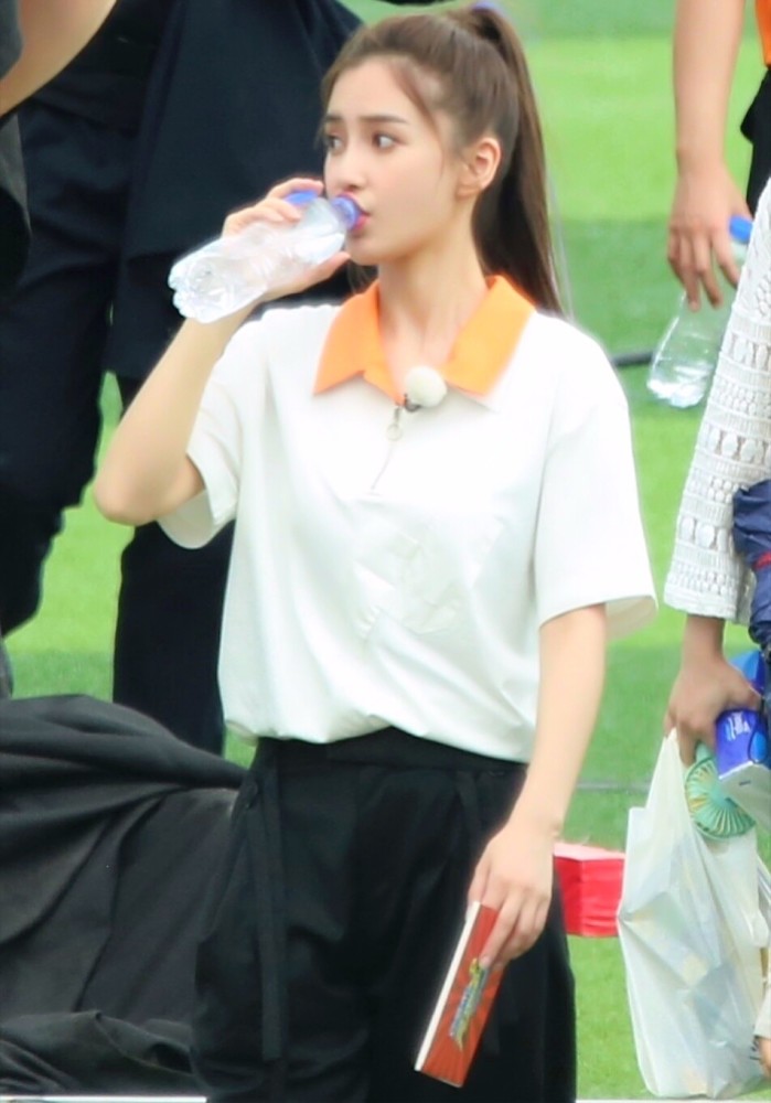 奔跑吧何穗走秀看呆众人没人照顾的baby已沦为花瓶