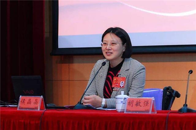 被误诊,瘫痪在床当时他们全家都非常积极地配合医生的治疗,侯晶晶也