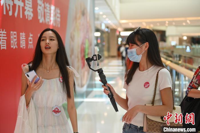 网红主播直播"探店扫街" 带网友"云"逛沈阳铁西