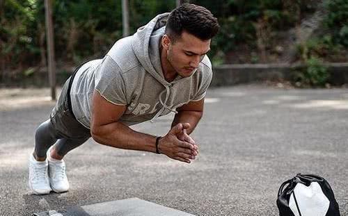 年轻人应该练爆发力每天练这4个动作让你浑身都充满爆发