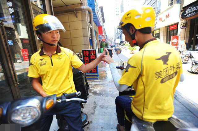 外卖员一单接100多碗烩面,三人一个半小时送达,收入到手后愣了