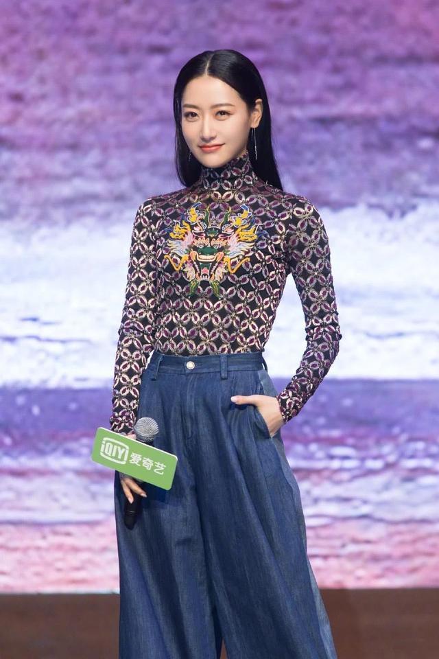 白冰这"女团身材"真撩人,蛮腰细到单手就可握,真看不出有34岁