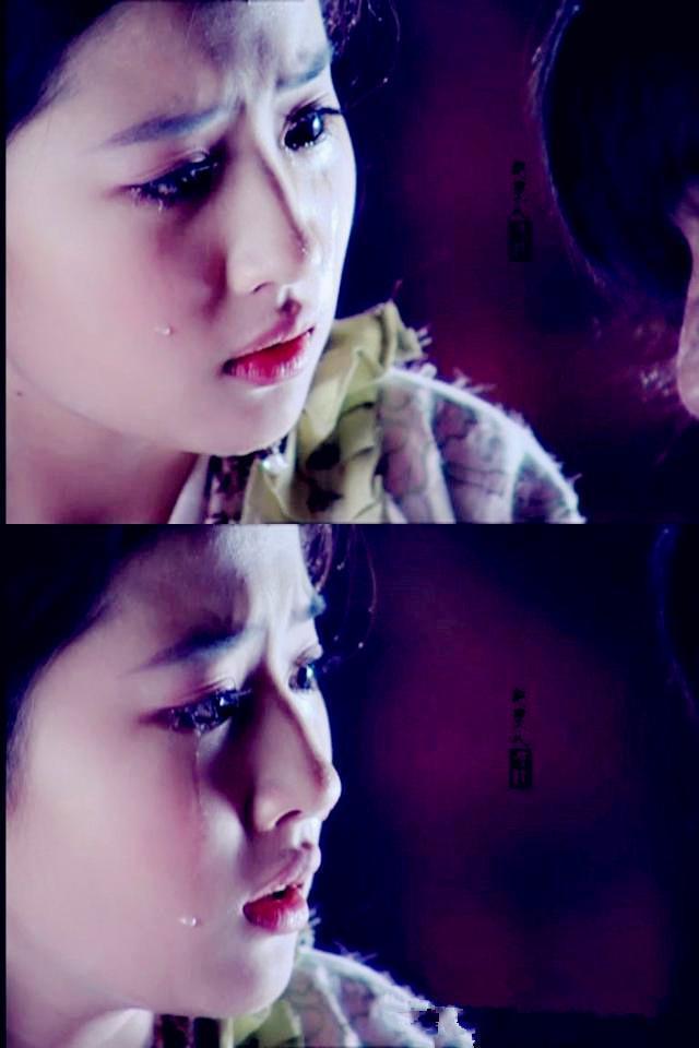 这是在《仙剑1》中,刘亦菲饰演的灵儿身陷锁妖塔里,脸颊上划过一滴泪