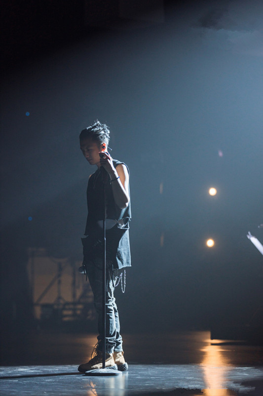 谢霆锋穿上黑色背心扎起小辫子现身综艺打扮起来又潮又酷