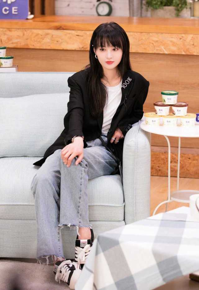 郑爽越来越会穿白色薄纱元素连衣裙华丽大气秒变气质神仙姐姐