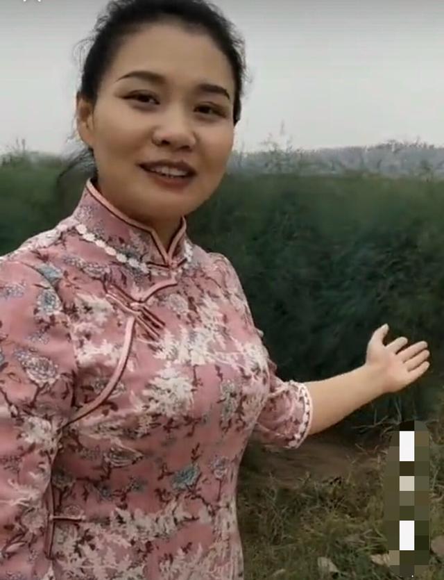 大衣哥粉丝袁庆穿花旗袍介绍家乡,网友:好漂亮_腾讯新闻