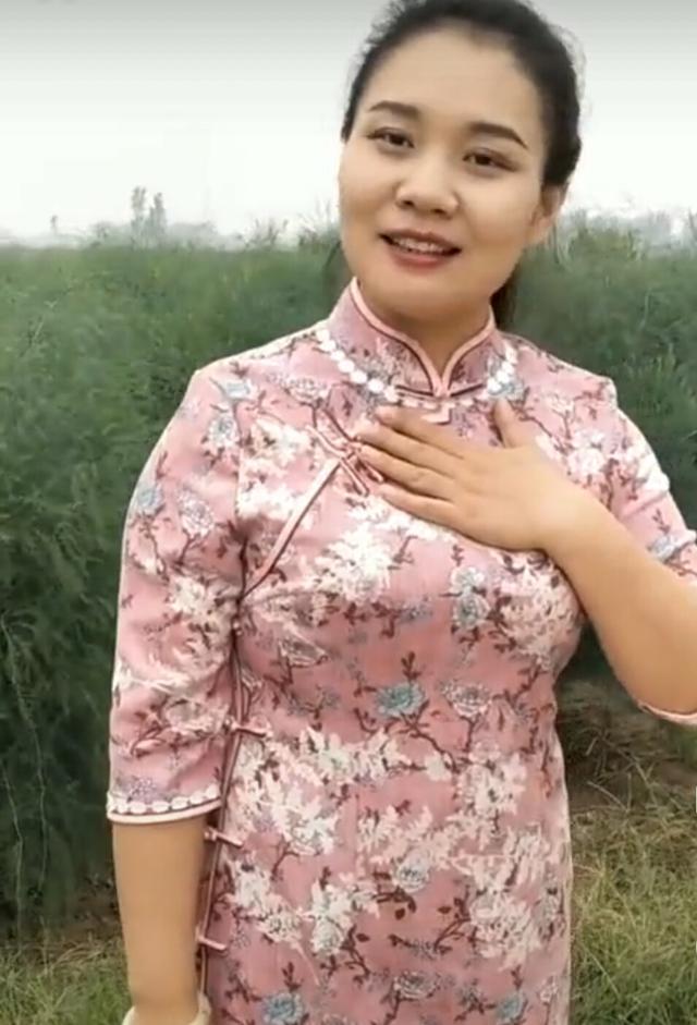 大衣哥粉丝袁庆穿花旗袍介绍家乡网友好漂亮