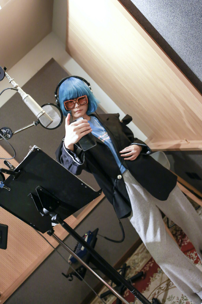 李宇春|还以为李宇春染白发很吸睛，直到看见近照，网友：渔网内搭太性感