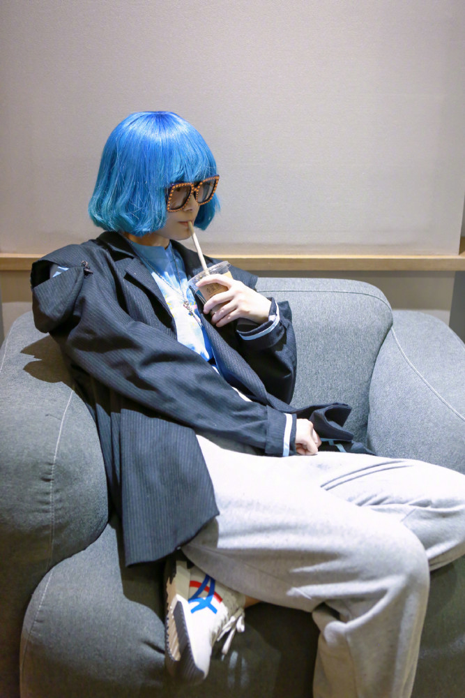 李宇春|还以为李宇春染白发很吸睛，直到看见近照，网友：渔网内搭太性感