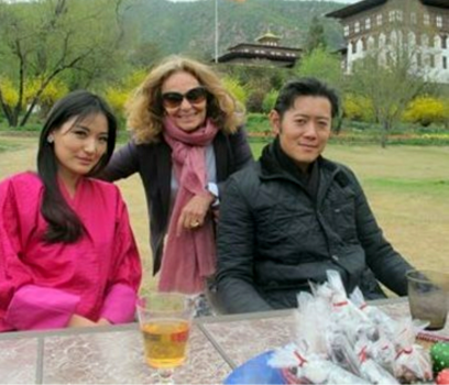 学乖了的佩玛王后,不丹王室生活私照,从冷漠到与国王十指紧扣