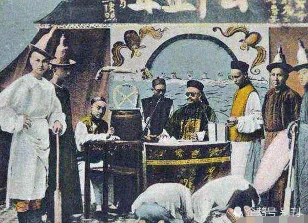 清朝审判犯人真实场景,第一张太假,第三张太残酷