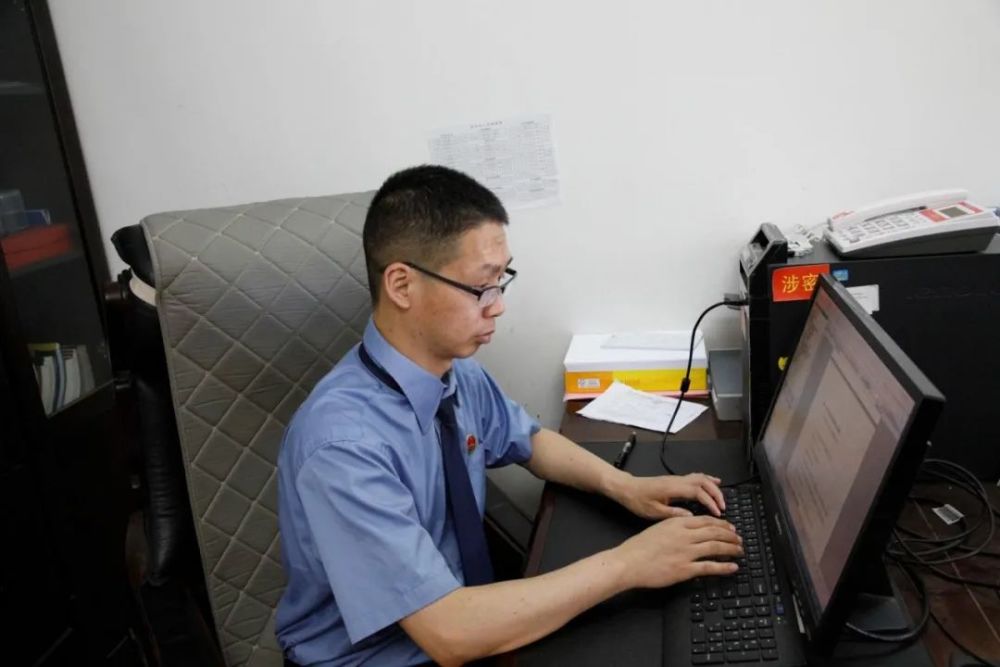 资兴市检察院技术室主任蔡艳平他貌不惊人,但目光敏