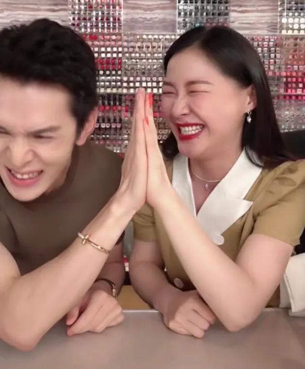 口碑好的重要性,金靖和李佳琦直播出事故,遇多方保护让她很感动