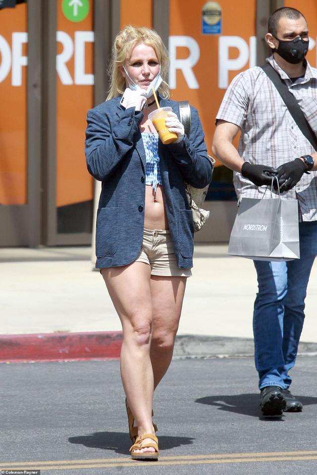 肥肉duang地回来了,布兰妮演示水桶腰大象腿夏日穿搭红黑榜