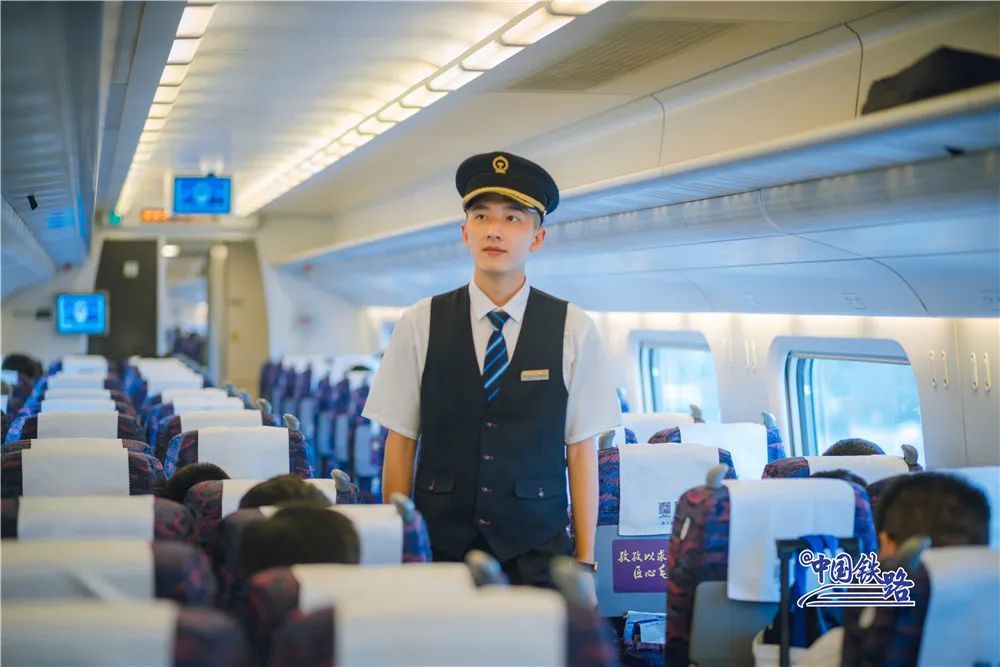 新人入职这届高铁乘务员也太好看了吧
