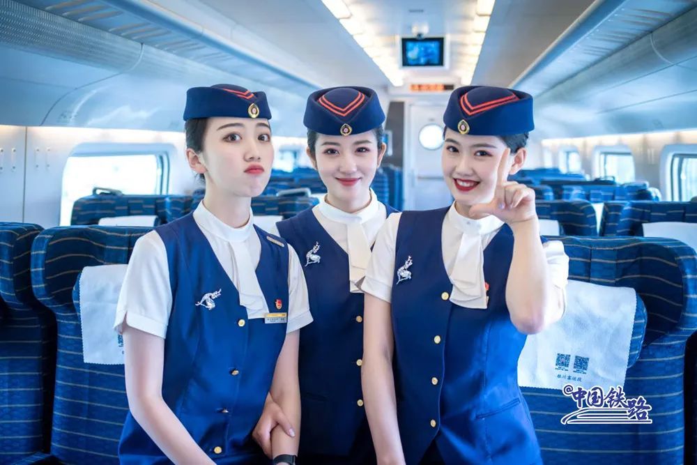 新人入职这届高铁乘务员也太好看了吧