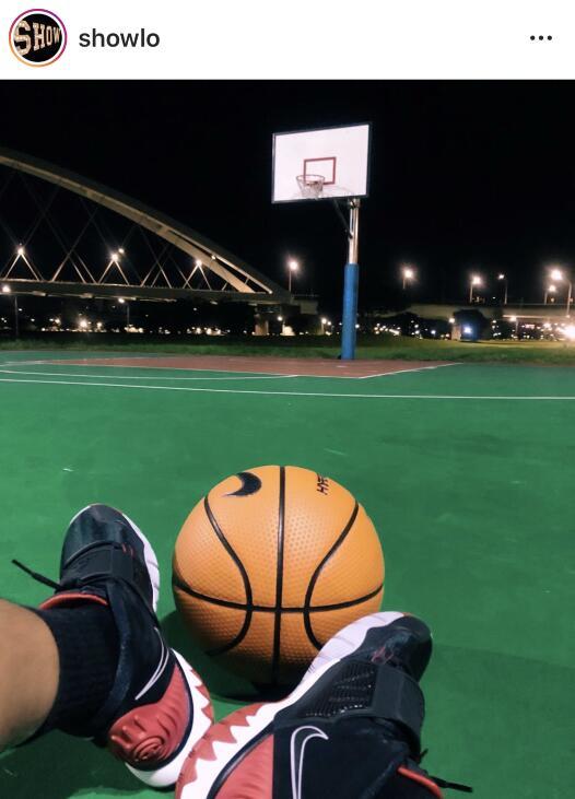 罗志祥深夜一人打球显孤独,周扬青陪爸妈旅行,直言在爸妈面前才是小孩