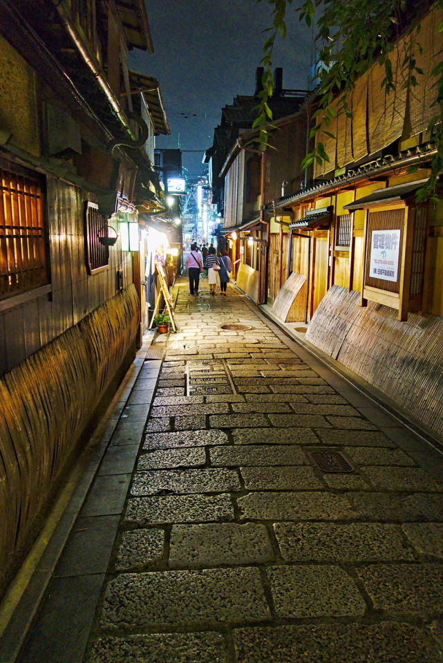 这一带是目前京都地区最大的艺伎区(300多年历史街区),所以在逛老街看