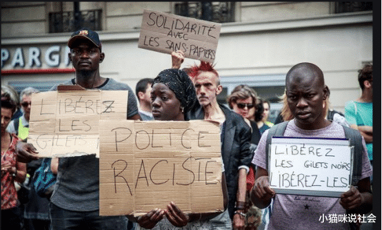 也开始出现让白人离开法国的标语,反对种族歧视,难道就是黑人和白人