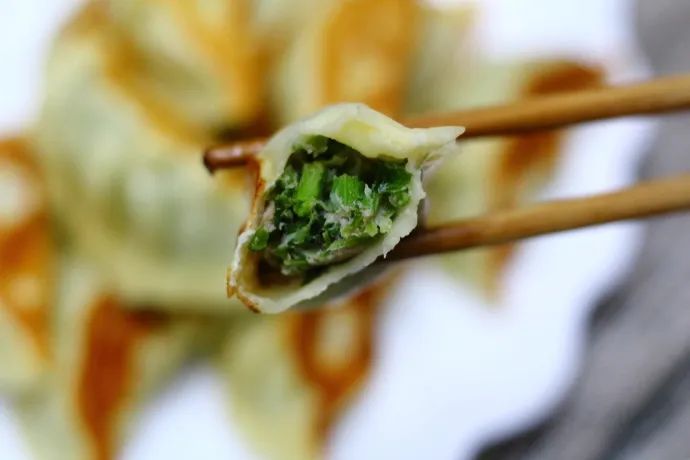 其后的制作过程与白菜馅的一样,关键就是先要用油拌好菜后再放盐