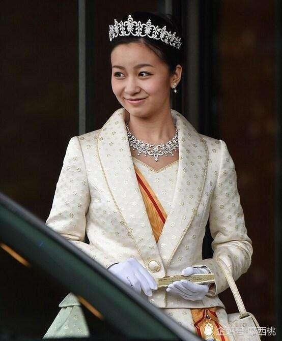 图片中佳子公主带着王冠,迎来成人,mikimoto的皇冠