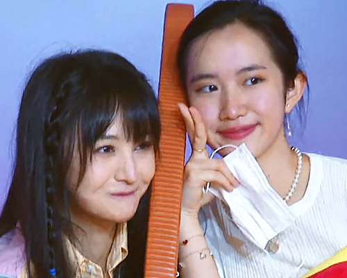 郑爽与小10岁闺蜜录节目,当两人同框时,分不清谁才是明星