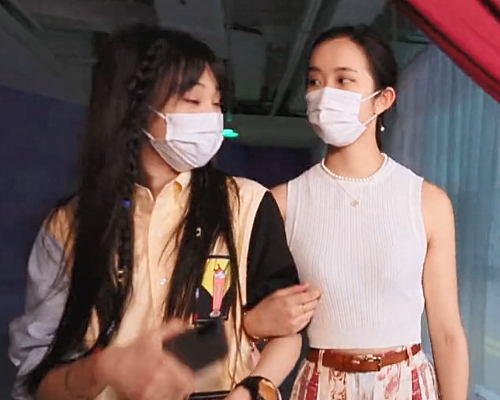 郑爽与小10岁闺蜜录节目,当两人同框时,分不清谁才是明星