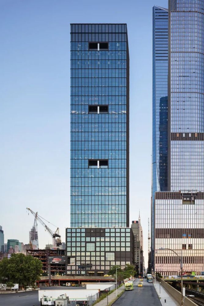 高度表达的金属外立面则让人联想到附近历史区的铸铁和工业建筑